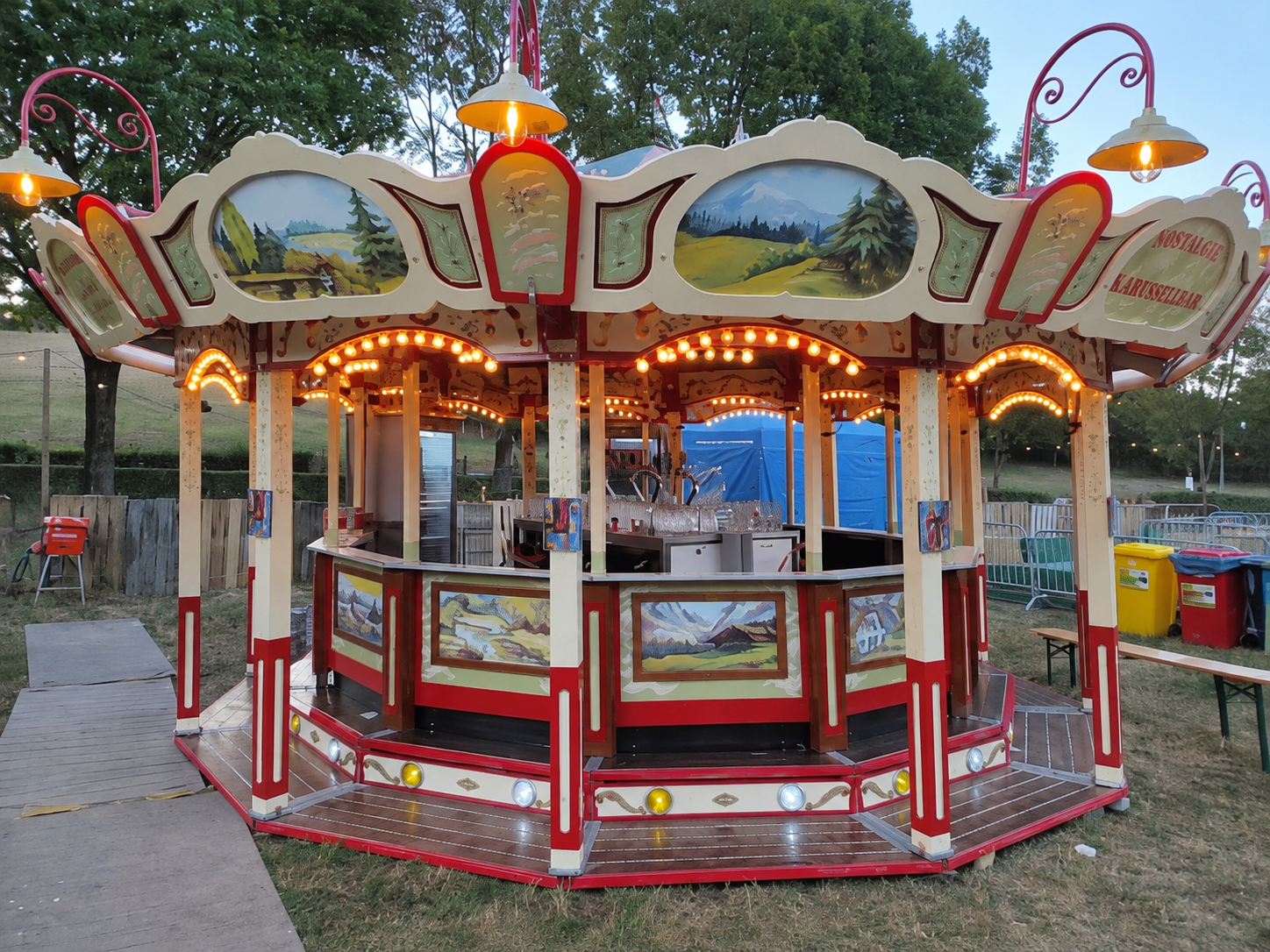 Karussellbar Nostalgische karussellbar met verlichting op een evenement