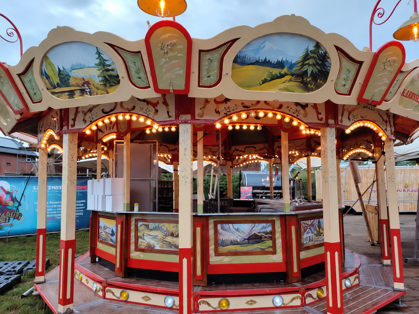 Karussellbar Detailfoto van nostalgische karussellbar met klassieke schilderingen en verlichting