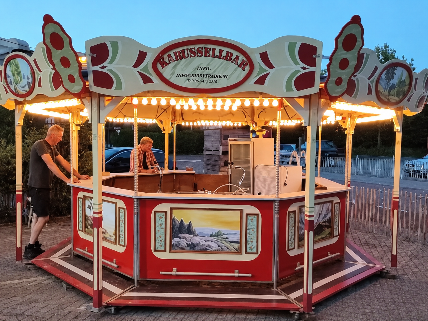 Kleine karussellbar Nostalgische kleine karussellbar met verlichting in de avond