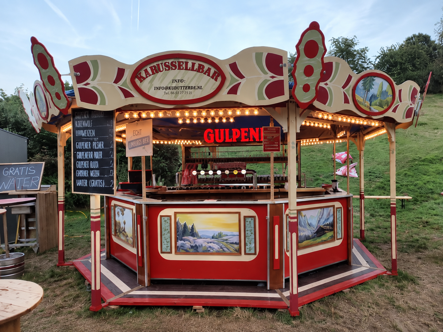 Kleine karussellbar Kleine nostalgische karussellbar ingericht als bar op een grasveld