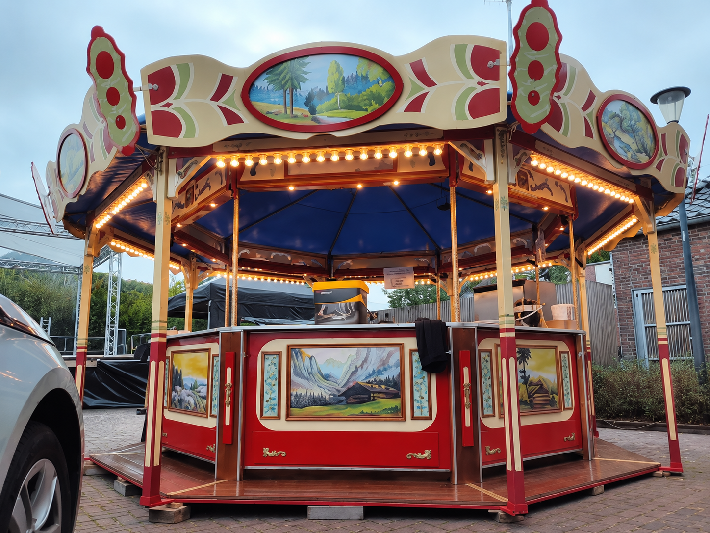 kleine bar Vrijstaande kleine karussellbar met klassieke details en verlichting